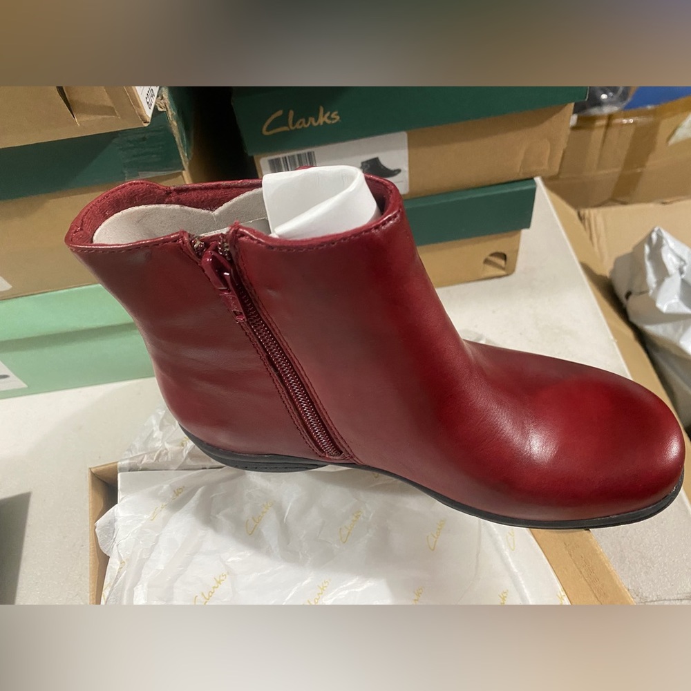 Clarks women Christine Chil leather boots.Size:5M.